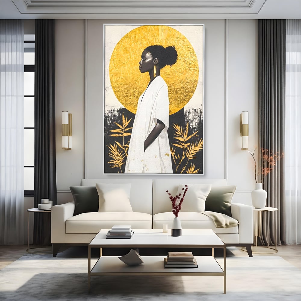 Tablou canvas cu tablou canvas cu portret de femeie afro, in rama de aluminiu argintiu, pe perete intr-un living